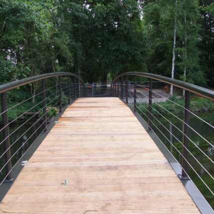 Passerelle acier de 21 m avec platelage en bois Imputrescible